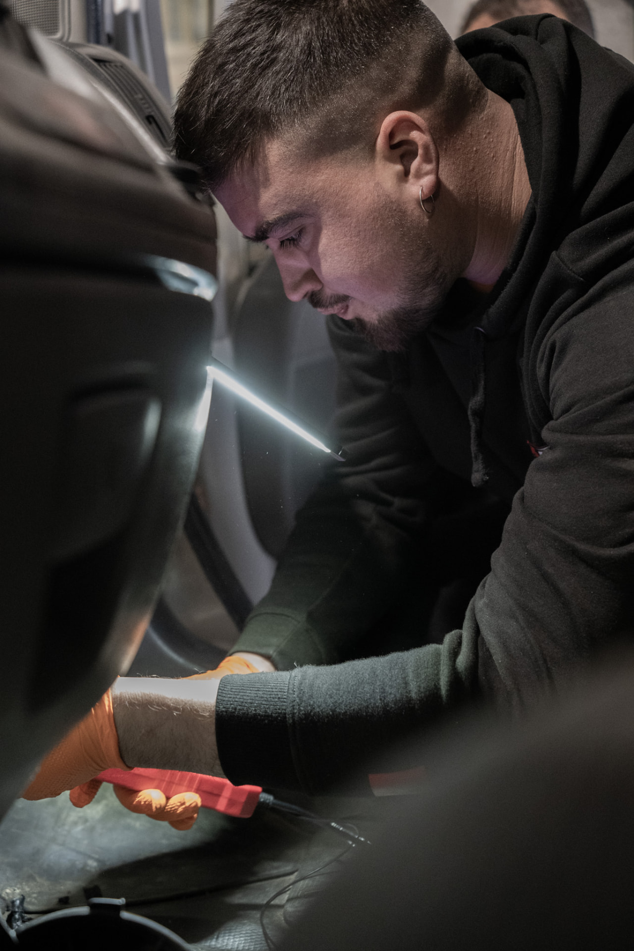 Le garagiste TS Garage concentré sur une intervention