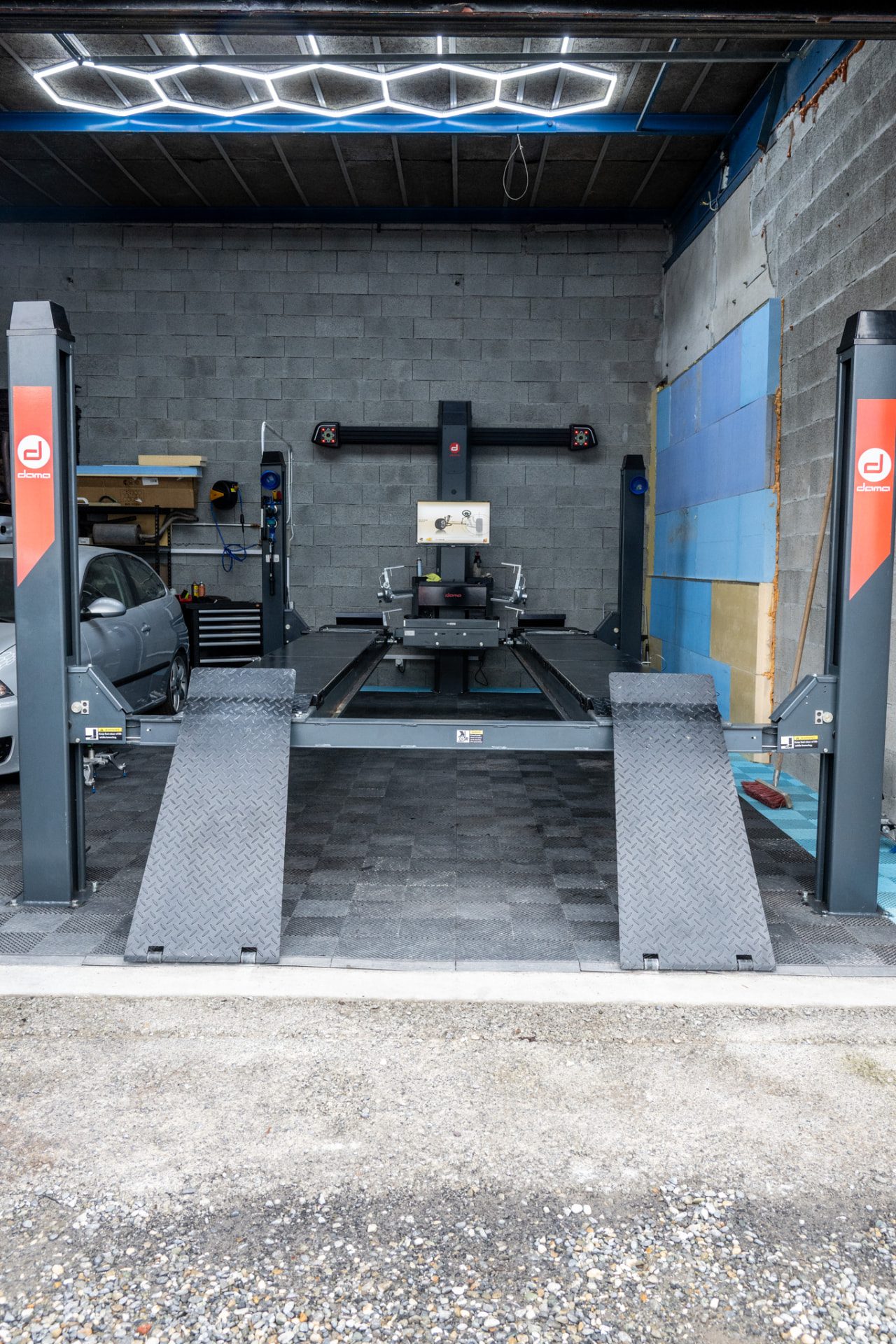 Le banc de géométrie de TS Garage sous les lumières hexagonales