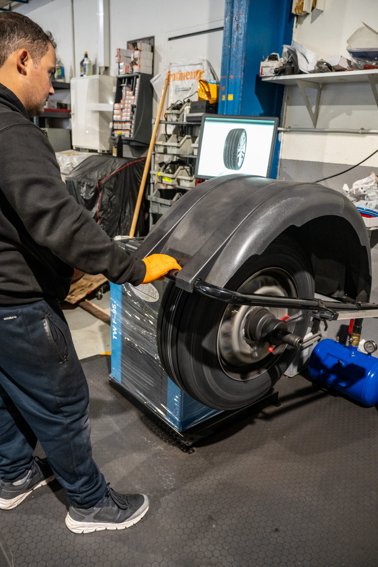 Équilibrage d'une roue dans l'atelier TS Garage