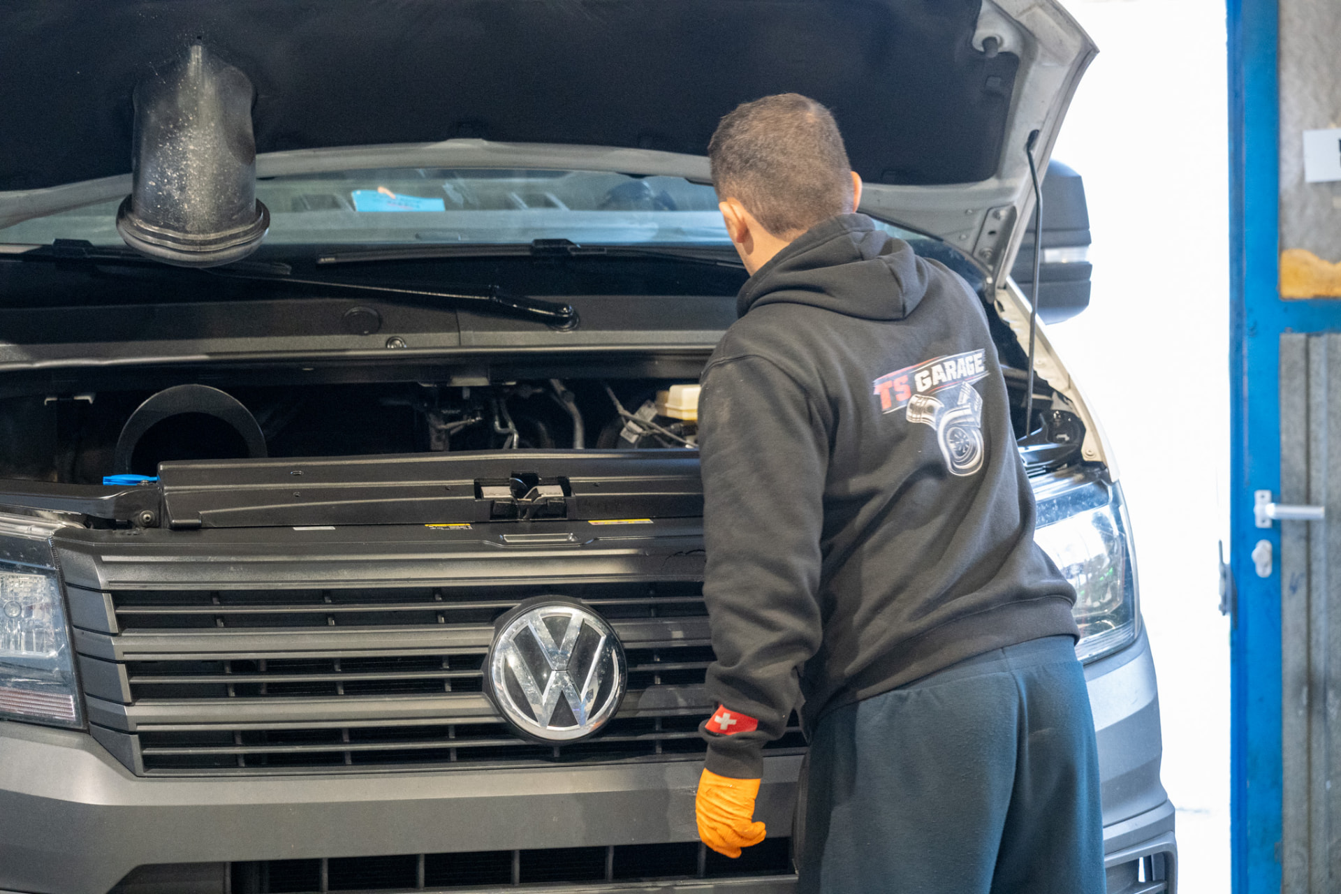 Intervention sous le capot d'un utilitaire chez TS Garage
